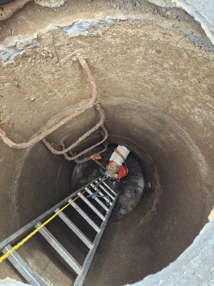 Wnętrze betonowej studni kanalizacyjnej przygotowanej do renowacji